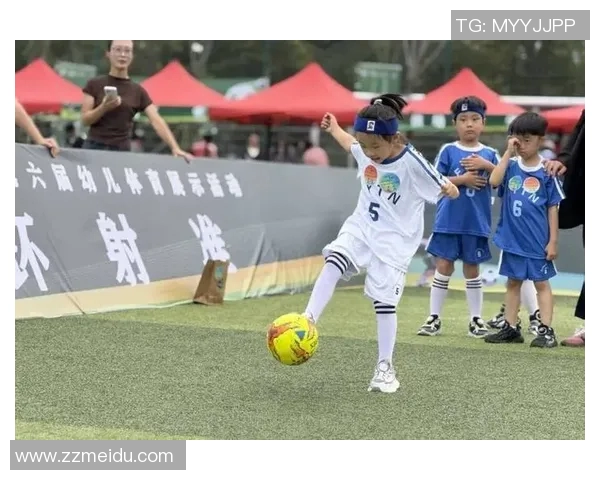 足球明星与儿子共度欢乐时光踢球视频展现亲子默契与运动乐趣